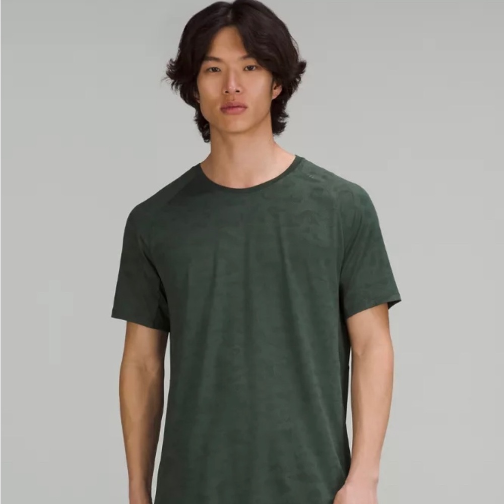 LULULEMON MEN’S SHORT SLEEVE *Never worn*